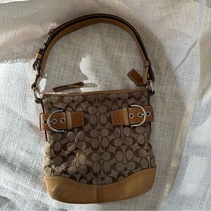 ── SOLD ──
Coach Signature Canvas Shoulder Bag